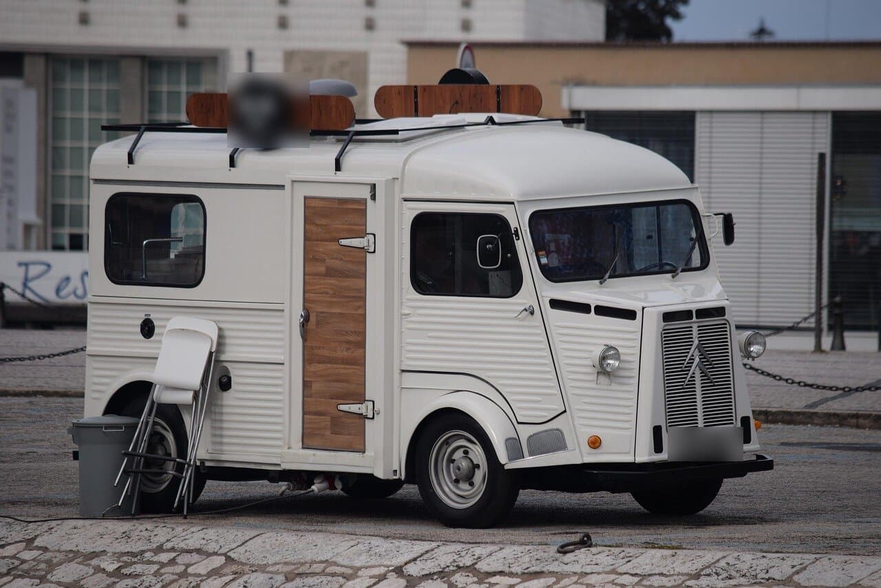 Food truck aménagé dans un utilitaire Citroën HY, garé sur une place