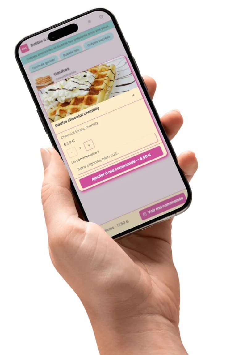 Client qui commande une gaufre depuis son téléphone après avoir scanné le QR code du stand